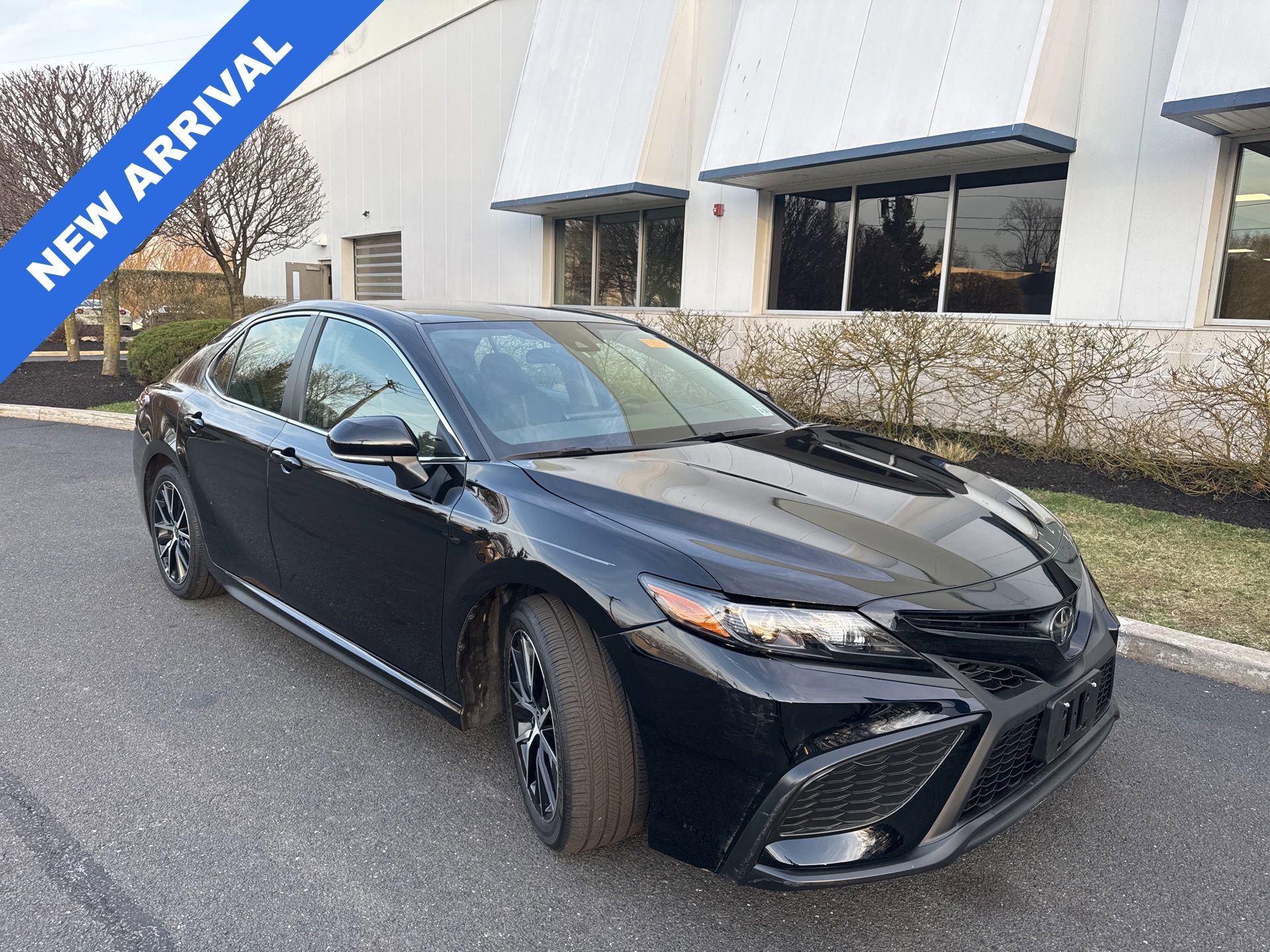 Used 2023 Toyota Camry SE w/ Blackout Package (TMS) image 1