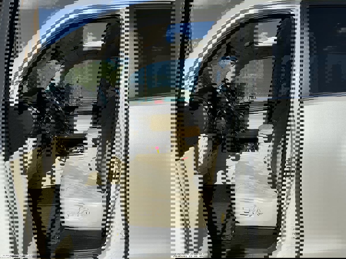 Used 2023 Lexus GX 460 Premium w/ Accessory Package image 9