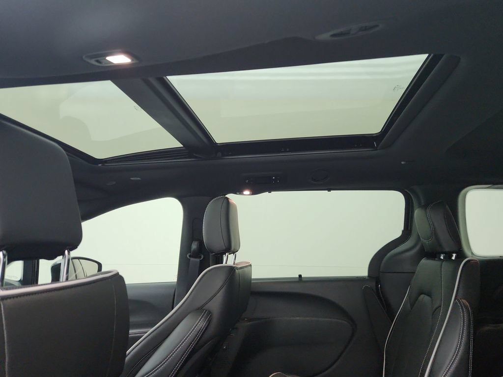 New 2027 Chrysler Pacifica Limited AWD/4WD image 29