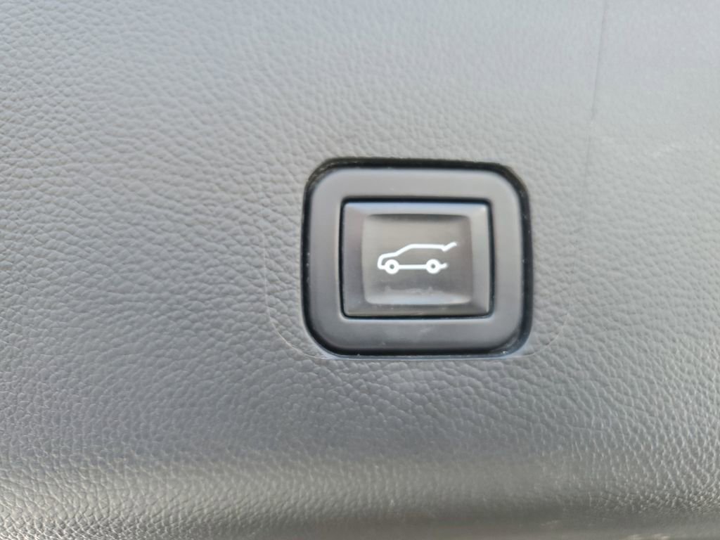 Used 2023 Chevrolet Traverse High Country image 9