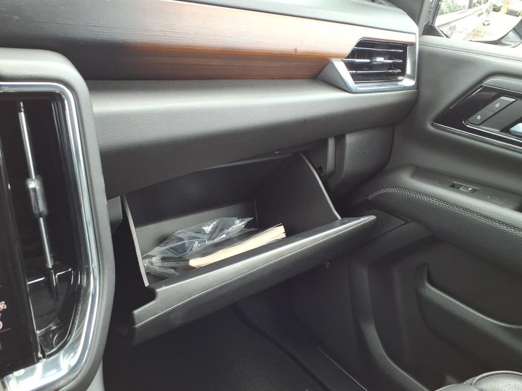 Used 2025 GMC Yukon Denali RWD image 41