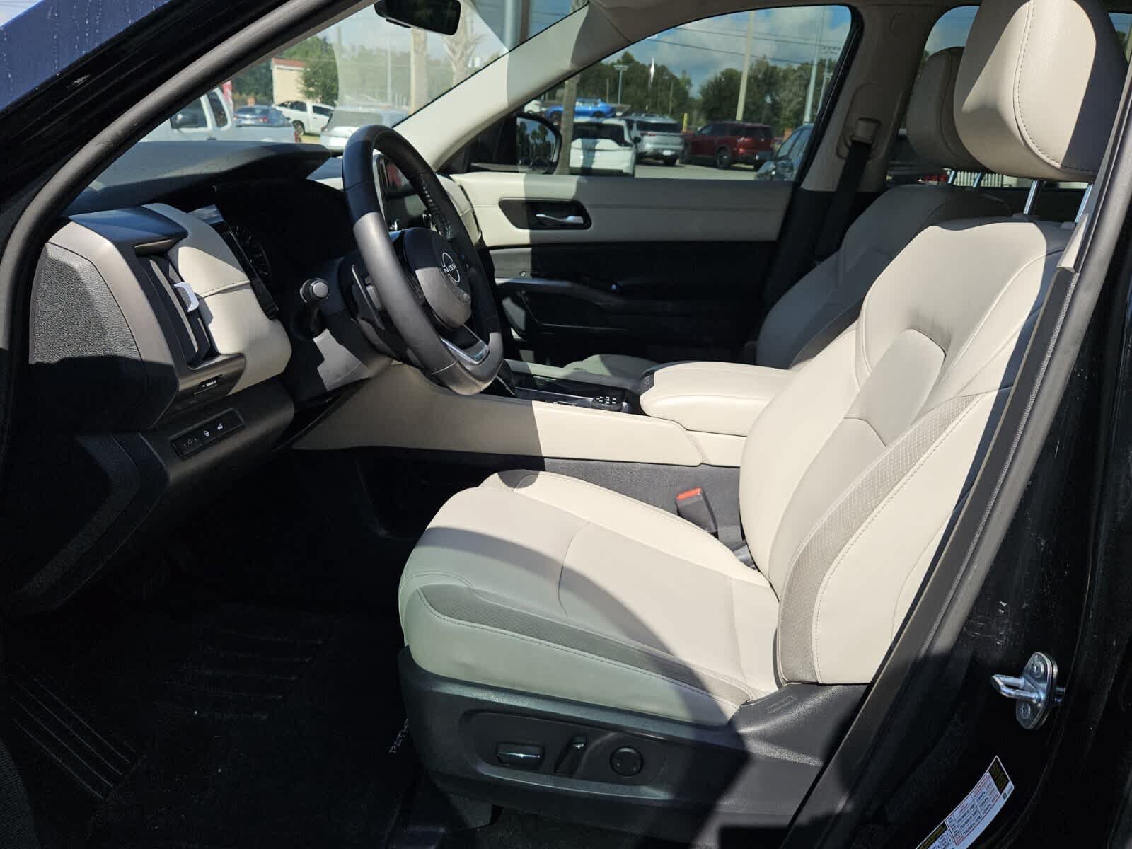Used 2023 Nissan Pathfinder SL AWD/4WD image 3