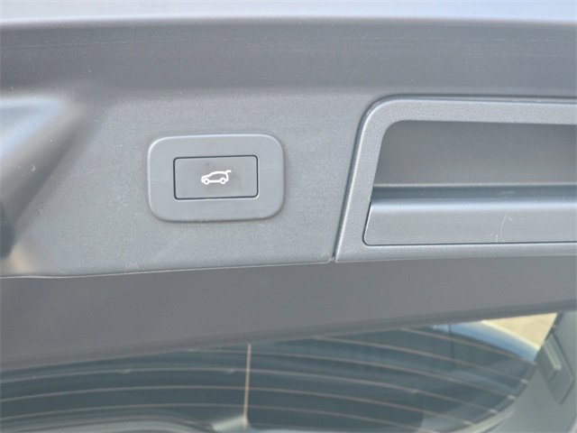 Used 2025 Land Rover Range Rover Velar Dynamic SE image 13