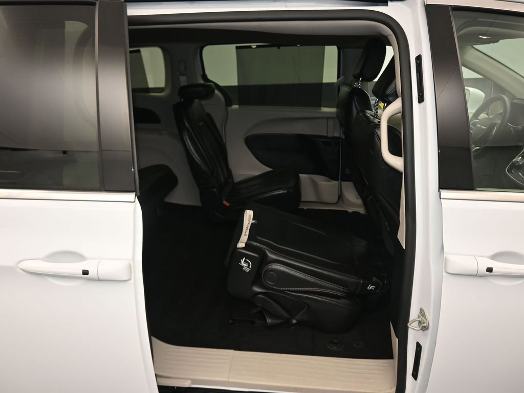 Used 2022 Chrysler Pacifica Touring-L image 51