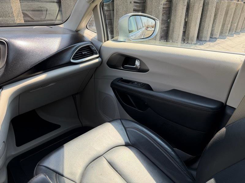 Used 2020 Chrysler Pacifica Touring-L FWD image 13