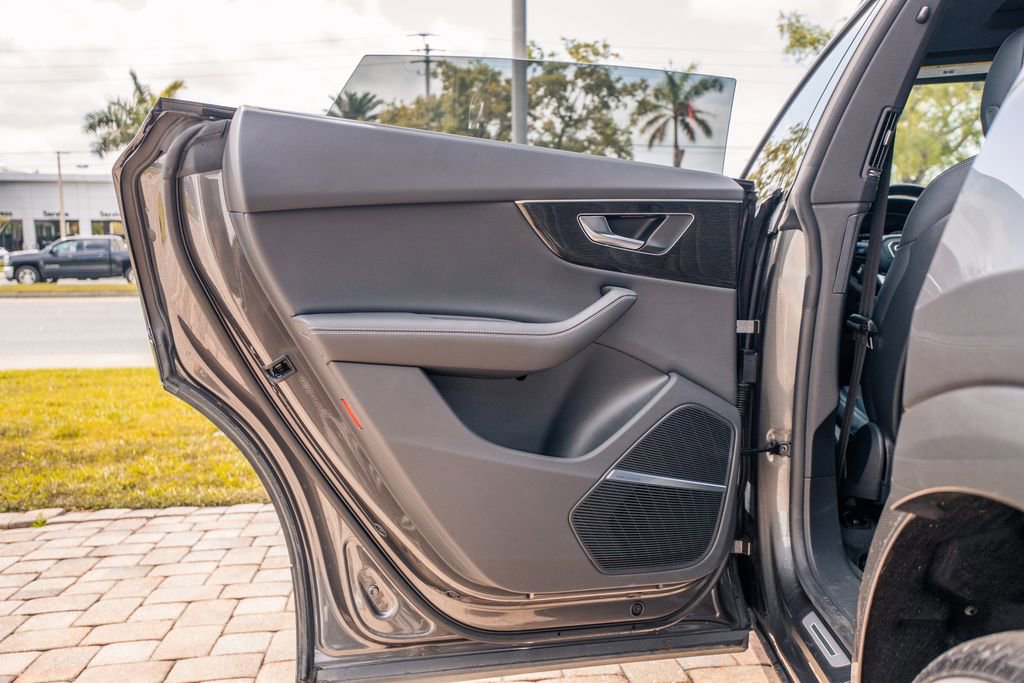Used 2025 Audi Q8 Prestige image 35