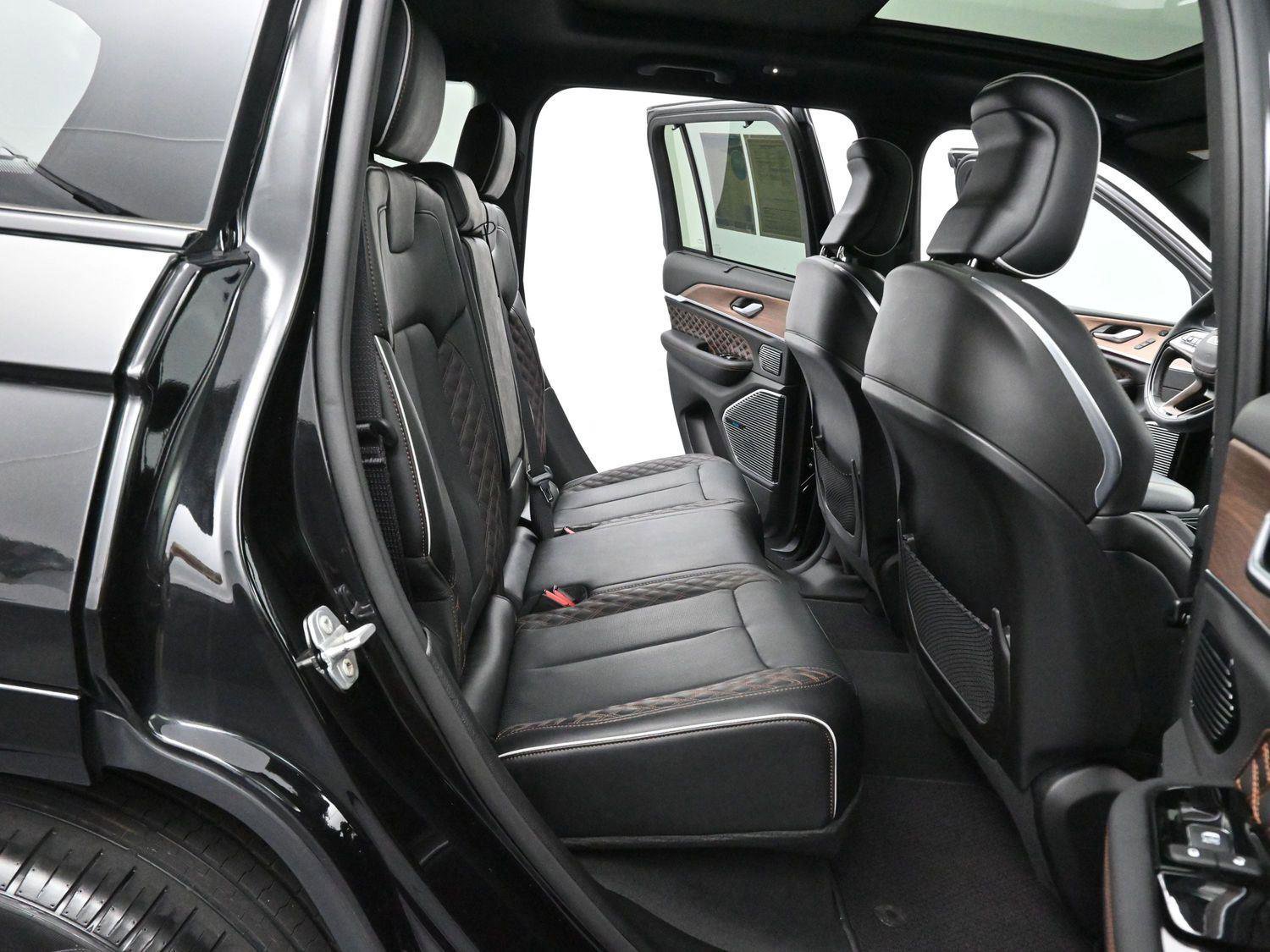 Used 2023 Jeep Grand Cherokee Summit w/ Adv Protech Group IV AWD/4WD image 36