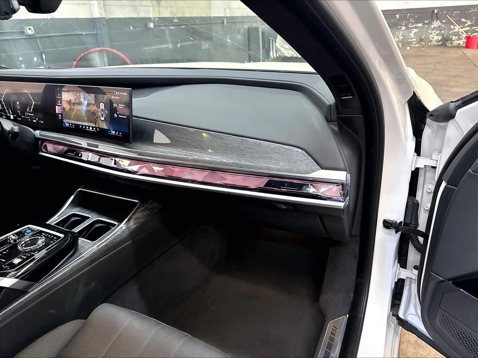Used 2023 BMW i7 xDrive60 w/ Executive Package 2 AWD/4WD image 18