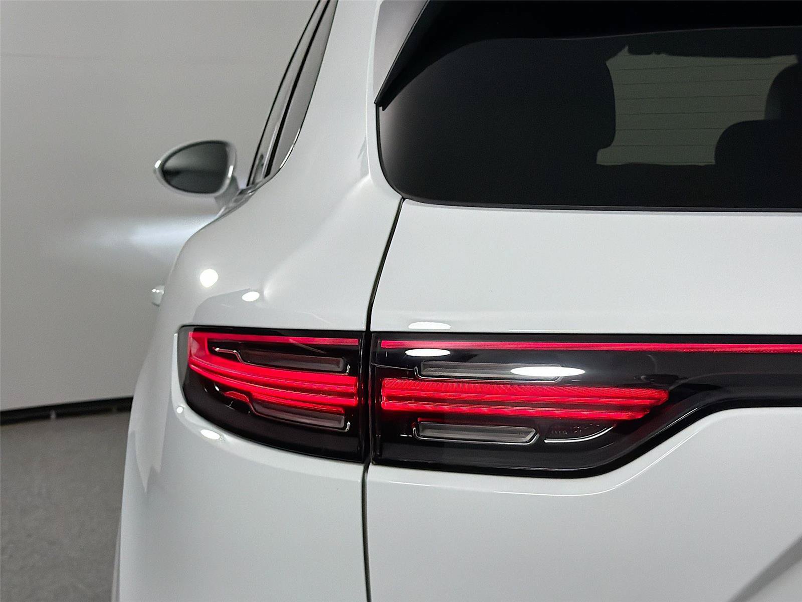 Certified 2023 Porsche Cayenne Platinum Edition AWD/4WD image 16