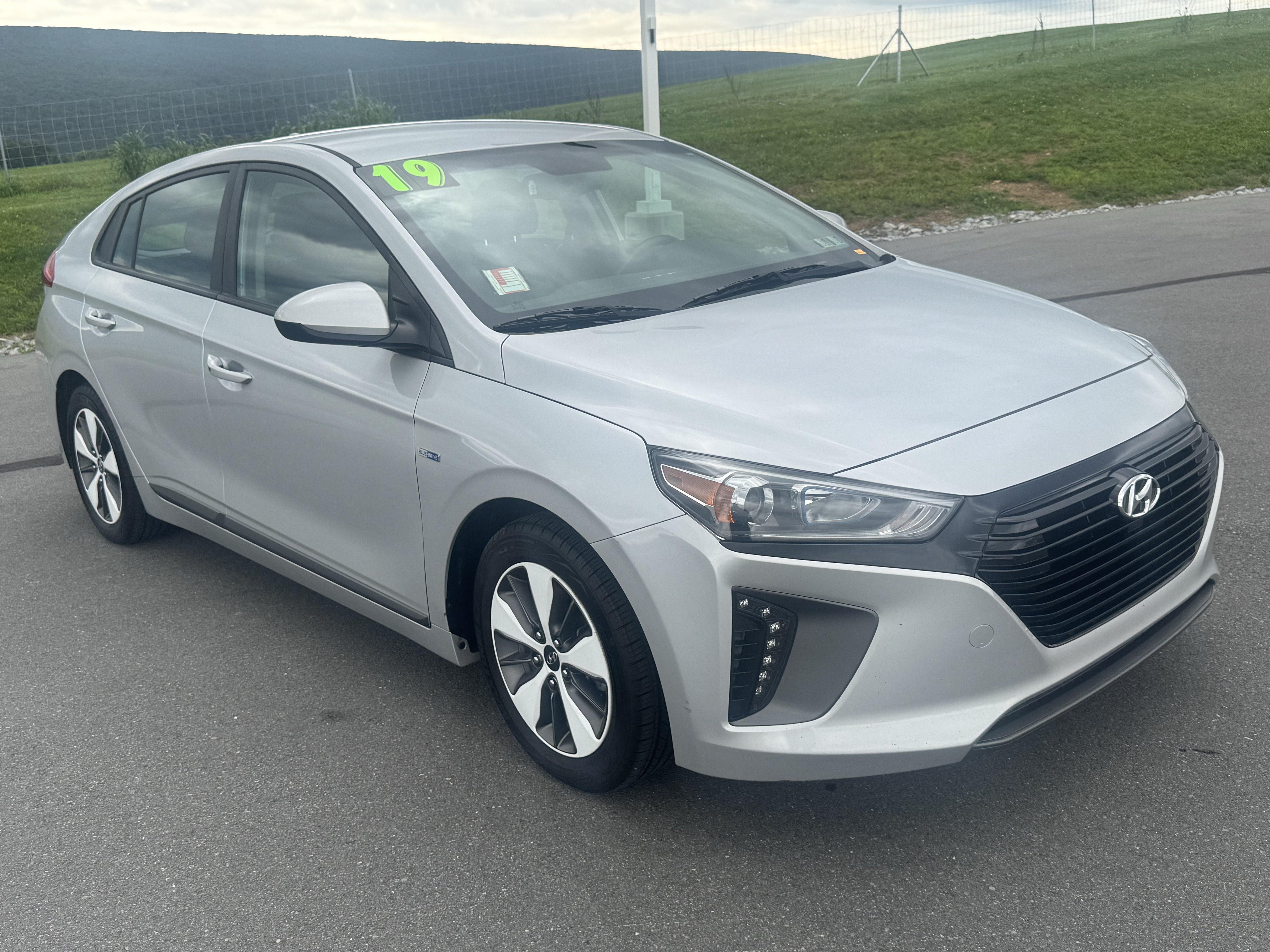 Used 2019 Hyundai Ioniq Plug-In Hybrid FWD image 1