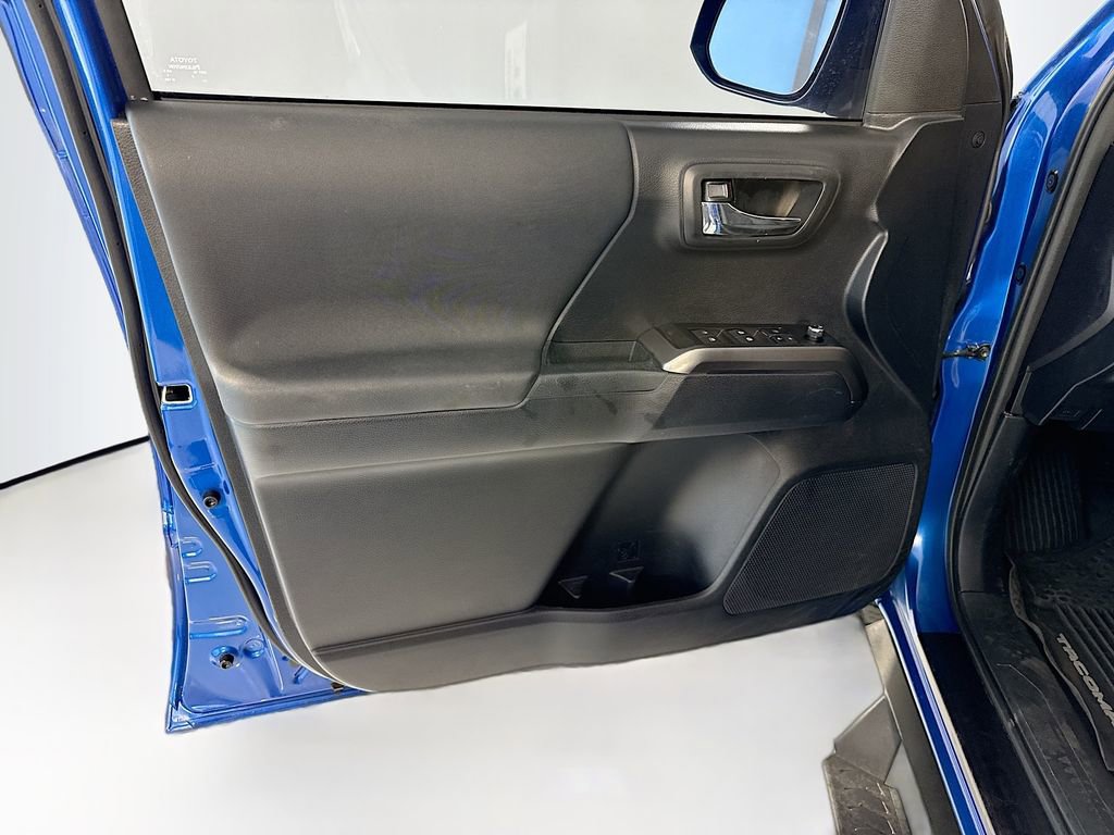 Used 2018 Toyota Tacoma TRD Sport image 25