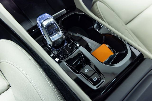 Used 2024 Volvo XC40 B5 Ultimate w/ Protection Package Premier image 25
