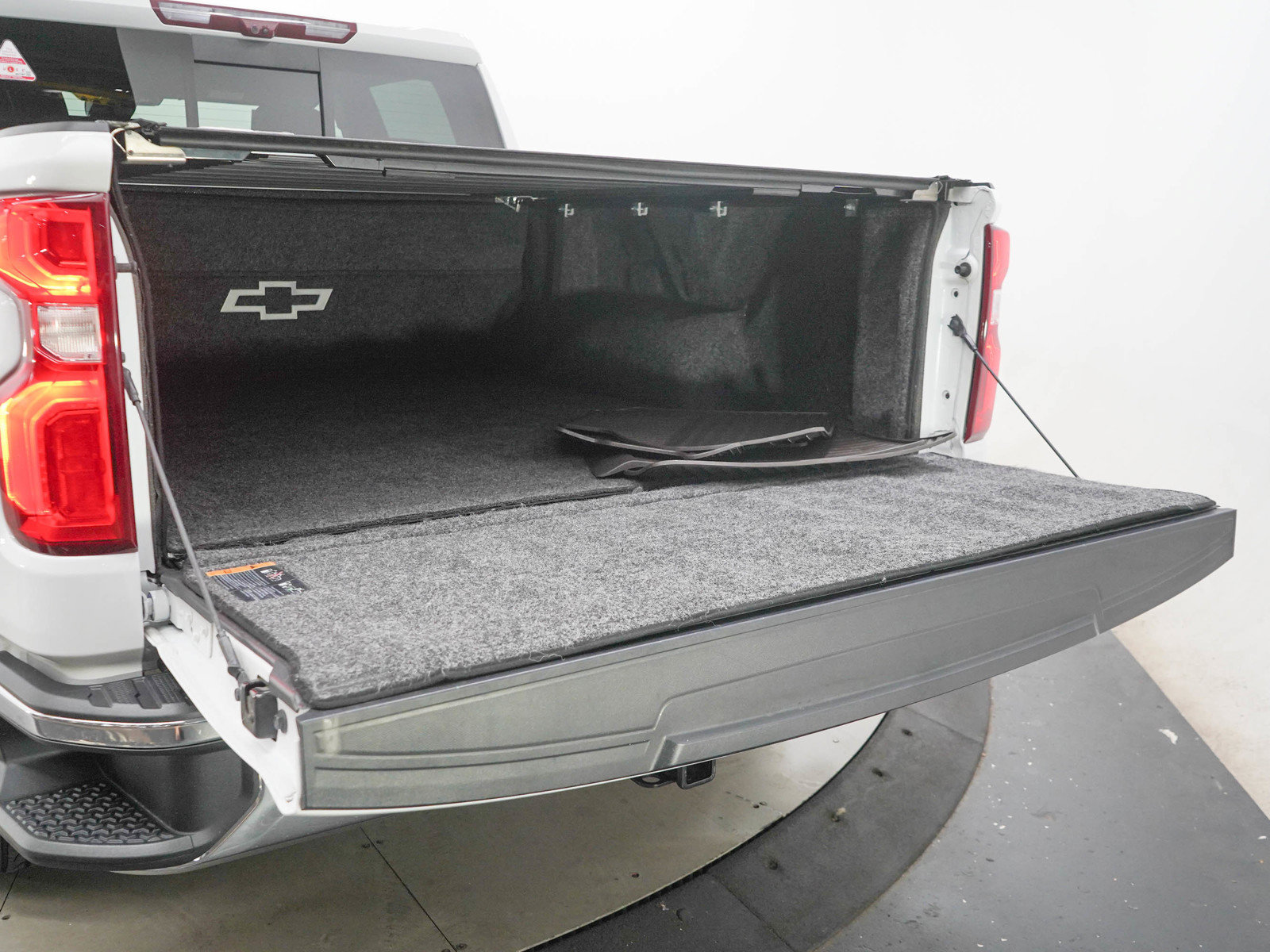 Used 2022 Chevrolet Silverado 1500 LTZ w/ Technology Package AWD/4WD image 9