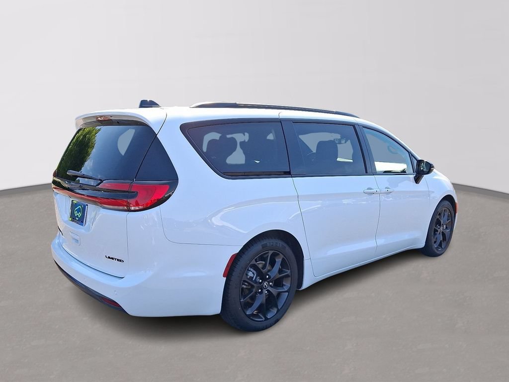 Used 2025 Chrysler Pacifica Limited FWD image 6