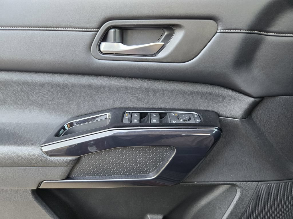 Used 2022 Nissan Pathfinder SV w/ SV Black Package FWD image 18