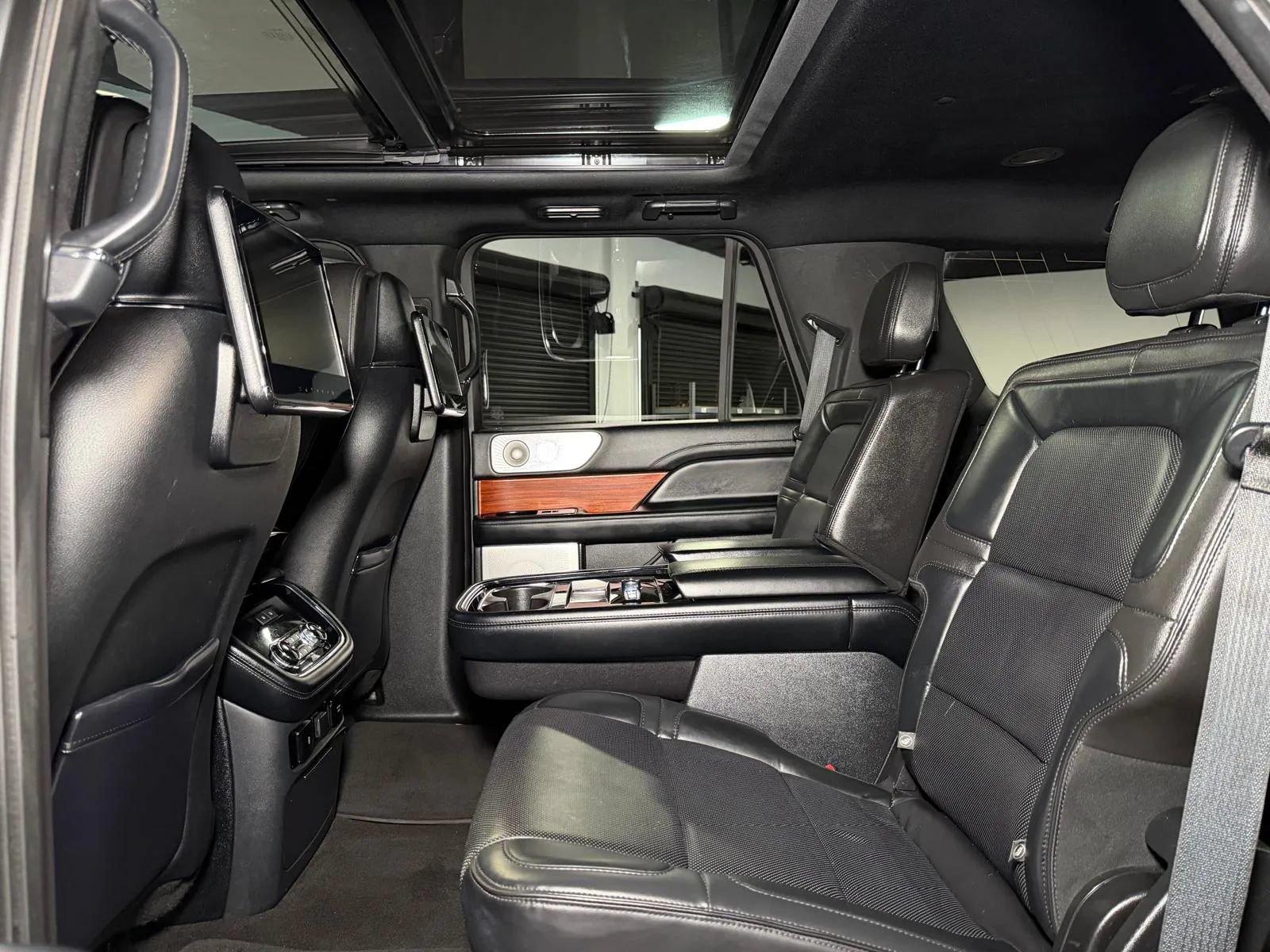 Used 2018 Lincoln Navigator Reserve w/ Technology Package AWD/4WD image 22