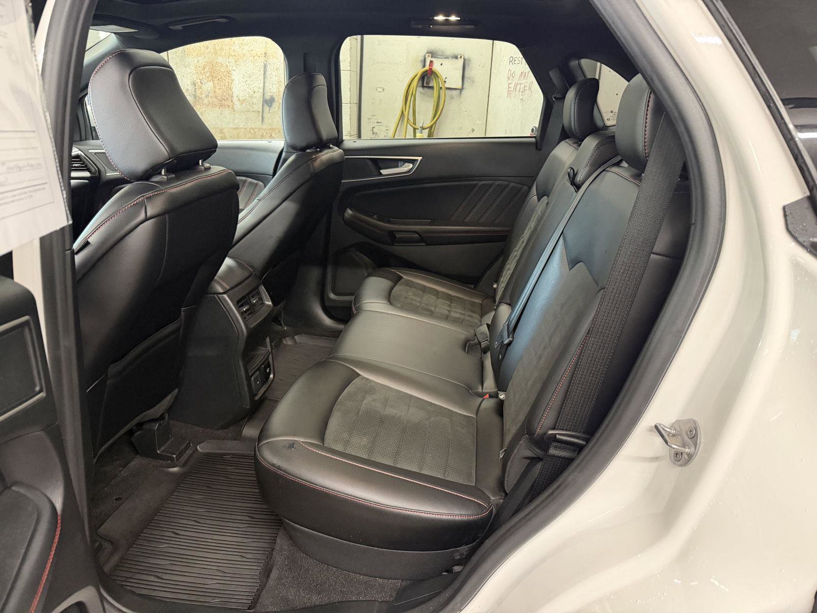 Used 2020 Ford Edge ST-Line w/ Cold Weather Package AWD/4WD image 15