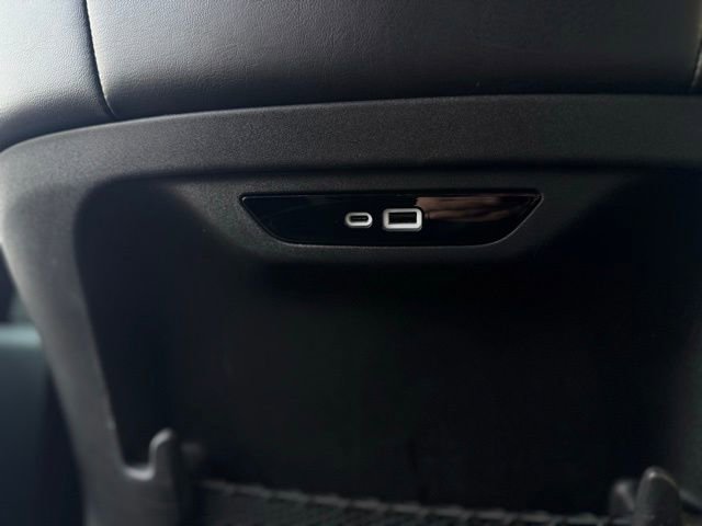 Used 2025 Chrysler Pacifica Limited image 24