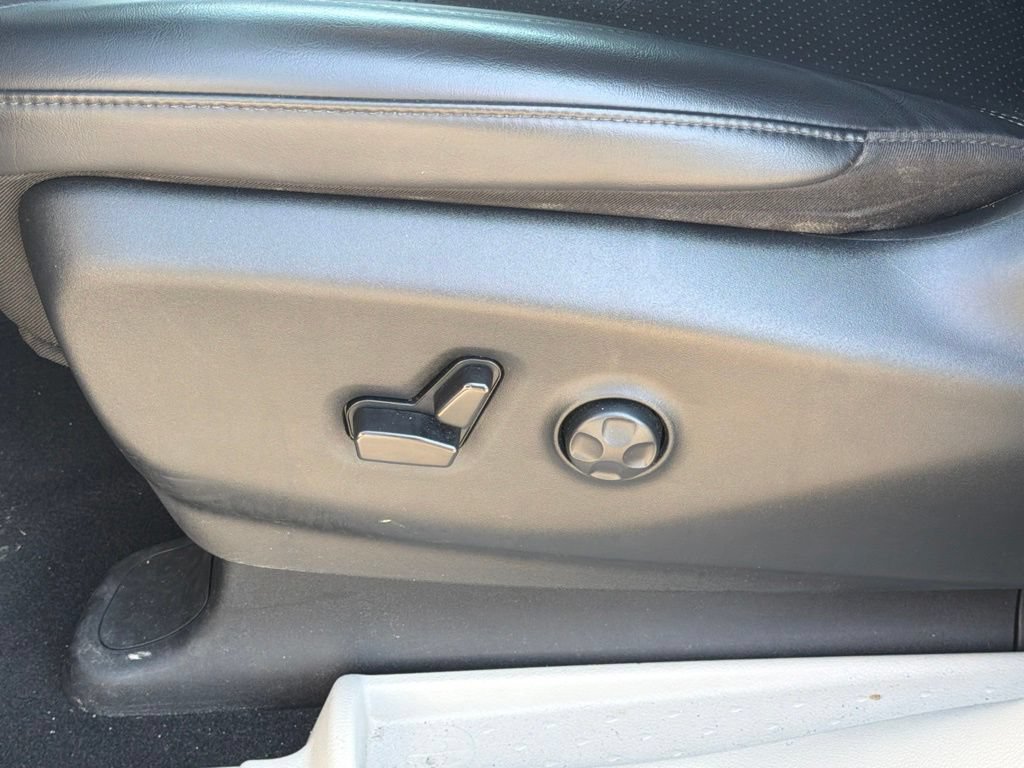 Used 2023 Chrysler Pacifica Touring-L FWD image 11