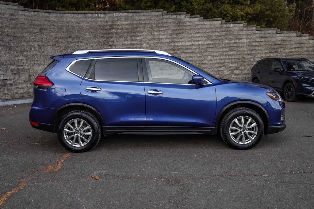 Used 2017 Nissan Rogue SV w/ SV Premium Package image 4