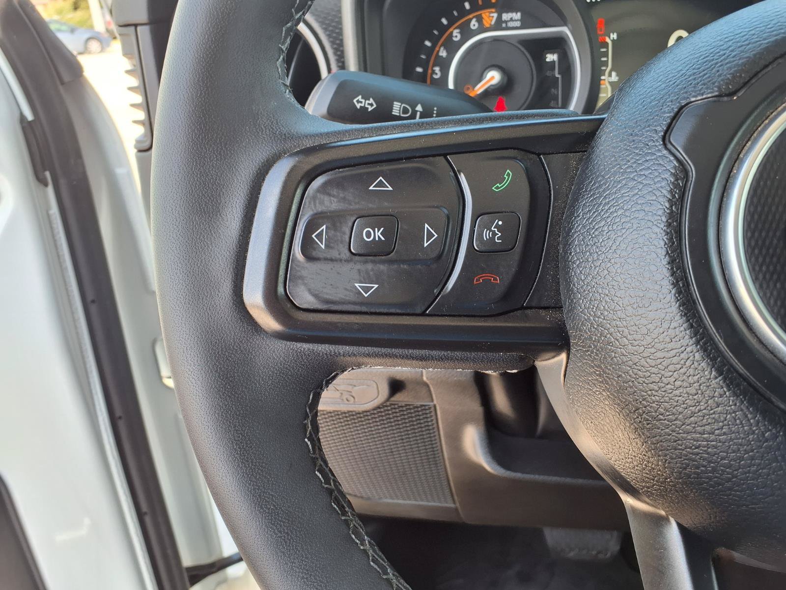Used 2025 Jeep Gladiator Rubicon w/ Convenience Group AWD/4WD image 19