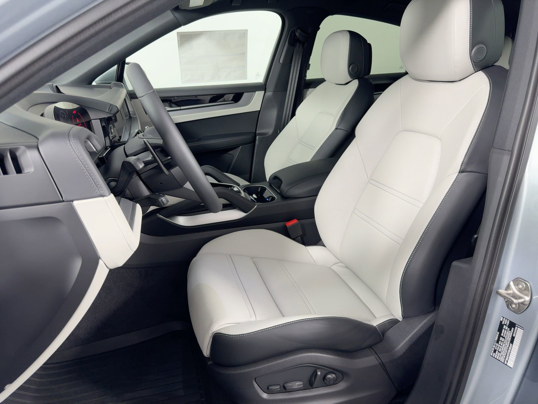 Certified 2026 Porsche Cayenne Coupe image 5