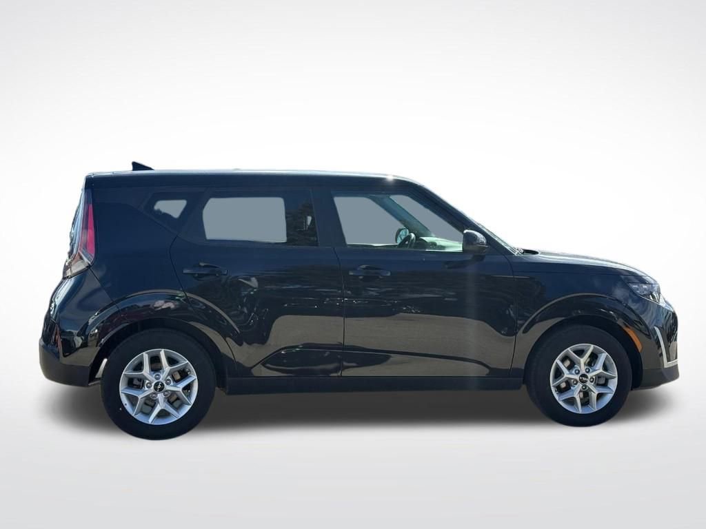 Used 2025 Kia Soul LX FWD image 2