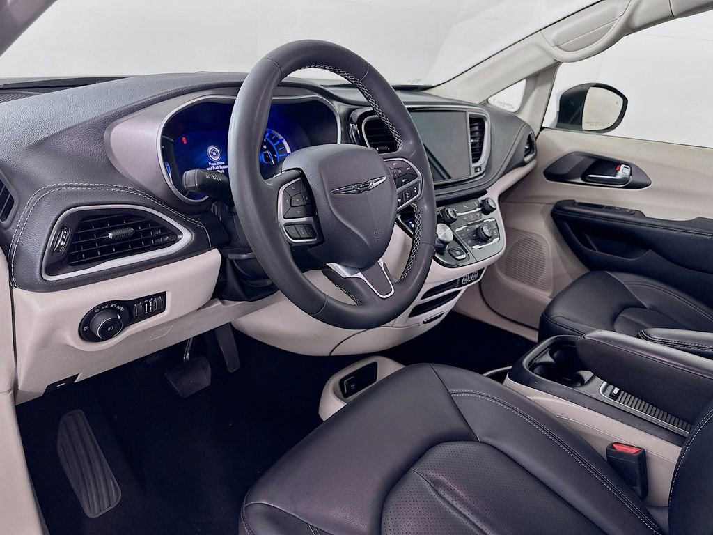 Used 2023 Chrysler Pacifica Touring-L image 9