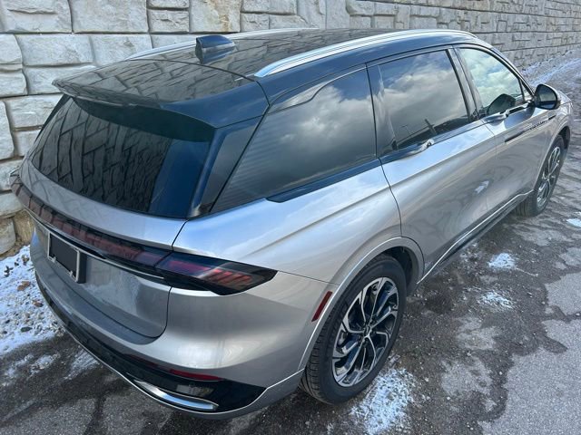 Used 2025 Lincoln Nautilus Reserve image 5