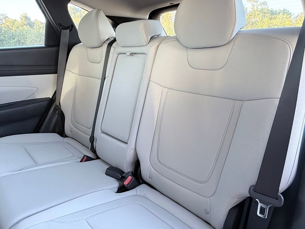 Used 2025 Hyundai Tucson SE image 30