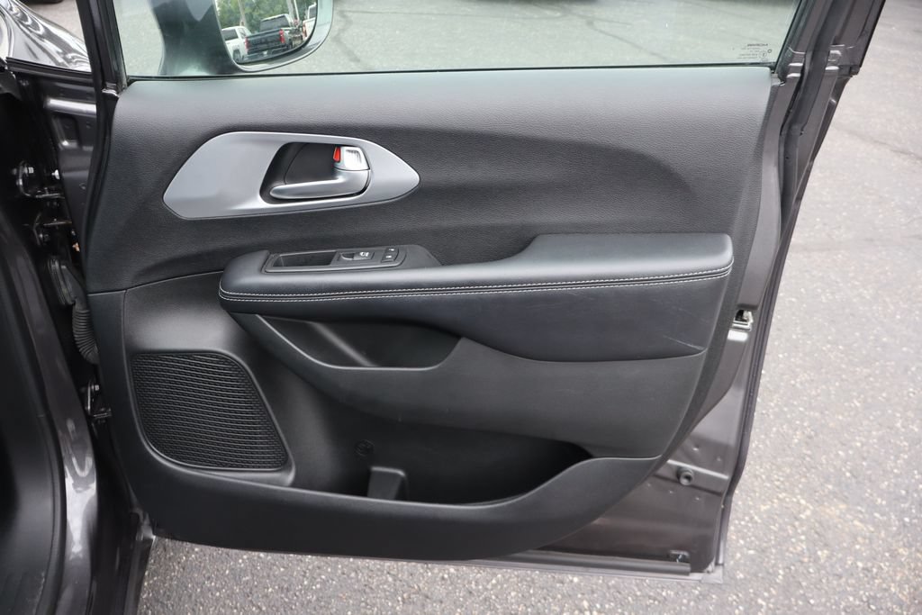 Used 2018 Chrysler Pacifica Touring Plus w/ S Appearance Package FWD image 30