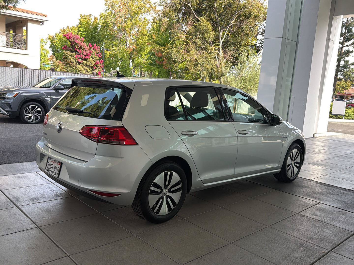 Used 2016 Volkswagen e-Golf SE w/ DC Fast Charging Package FWD image 5