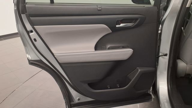 Used 2020 Toyota Highlander XLE image 12
