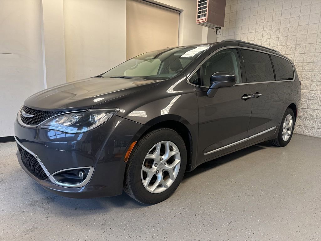 Used 2017 Chrysler Pacifica Touring-L Plus FWD image 2
