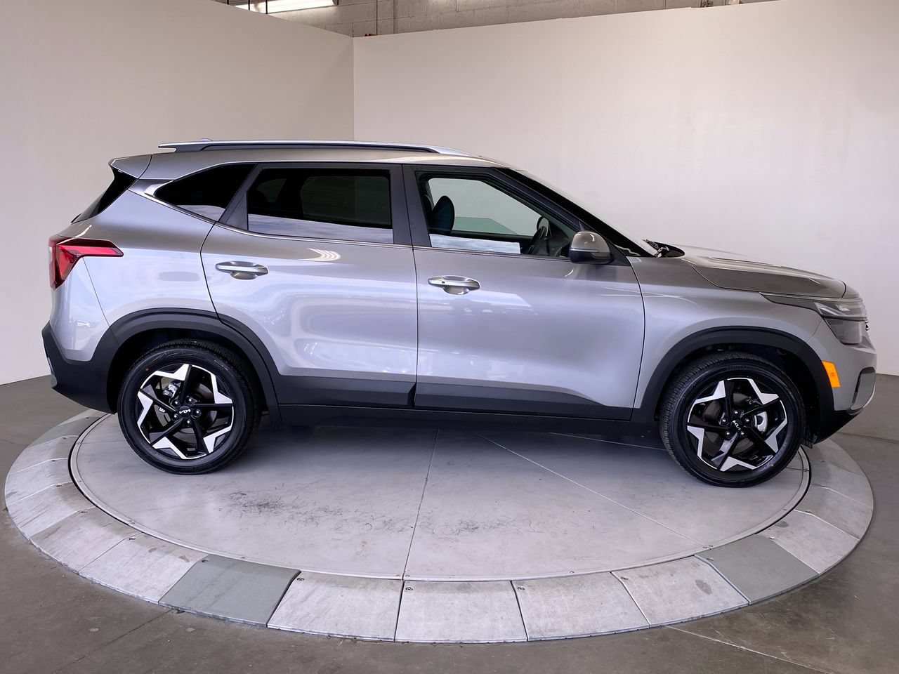Certified 2025 Kia Seltos EX w/ EX Sunroof Package FWD image 6