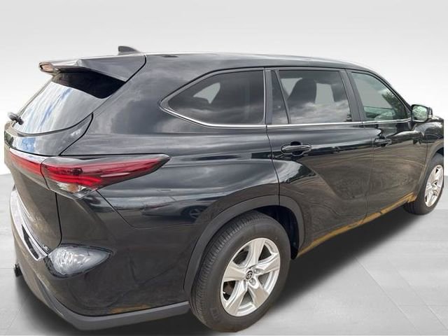 Used 2024 Toyota Highlander LE FWD image 6