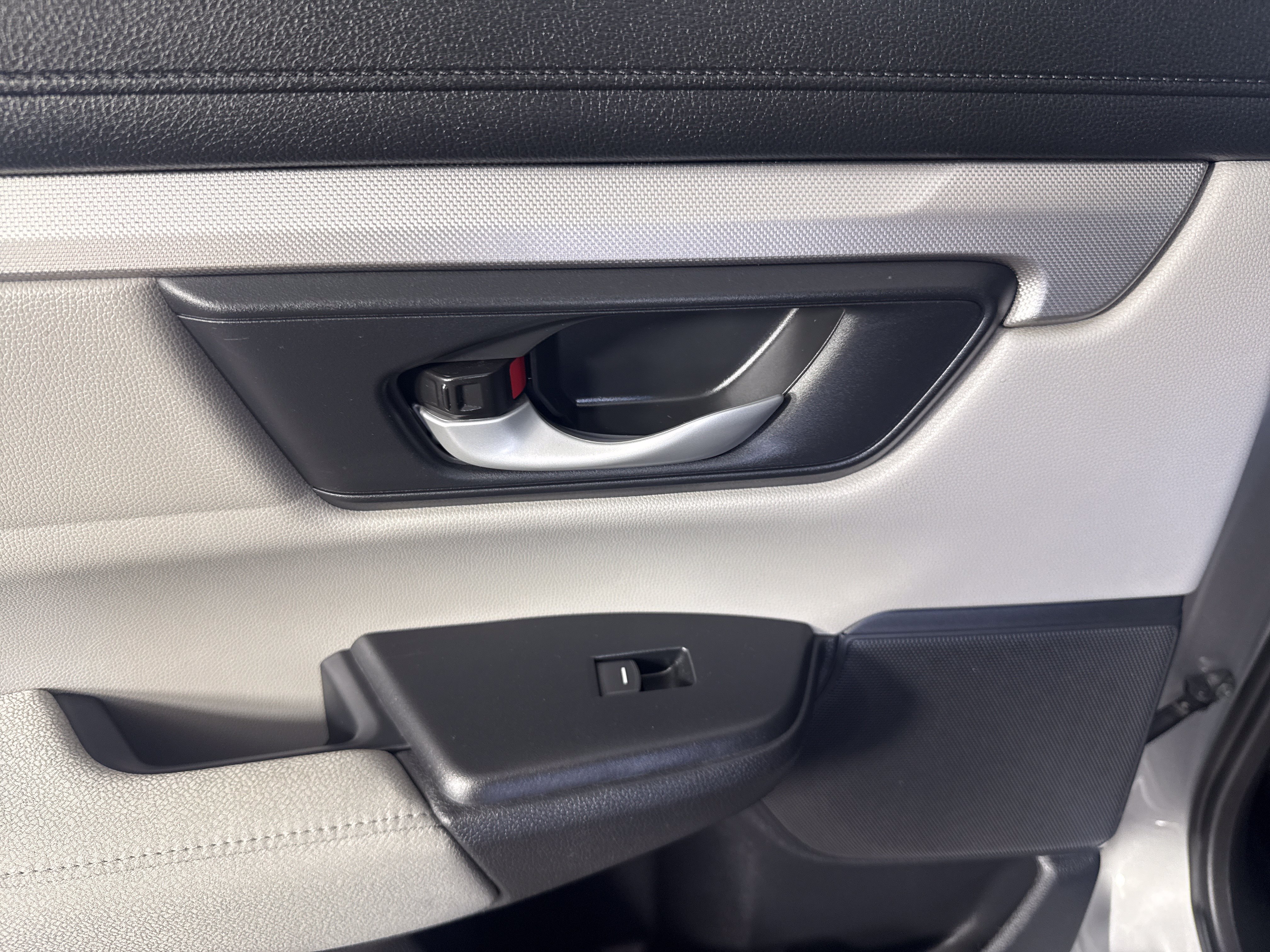 Used 2018 Honda CR-V LX image 3