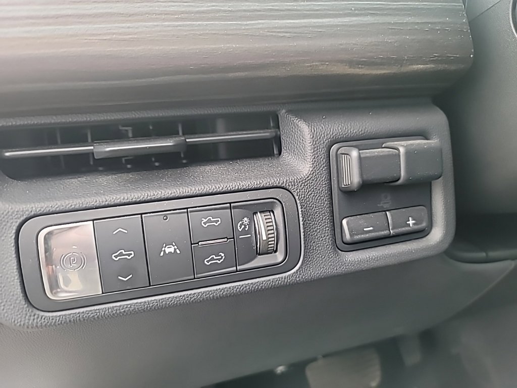 Used 2025 GMC Sierra EV Denali AWD/4WD image 18