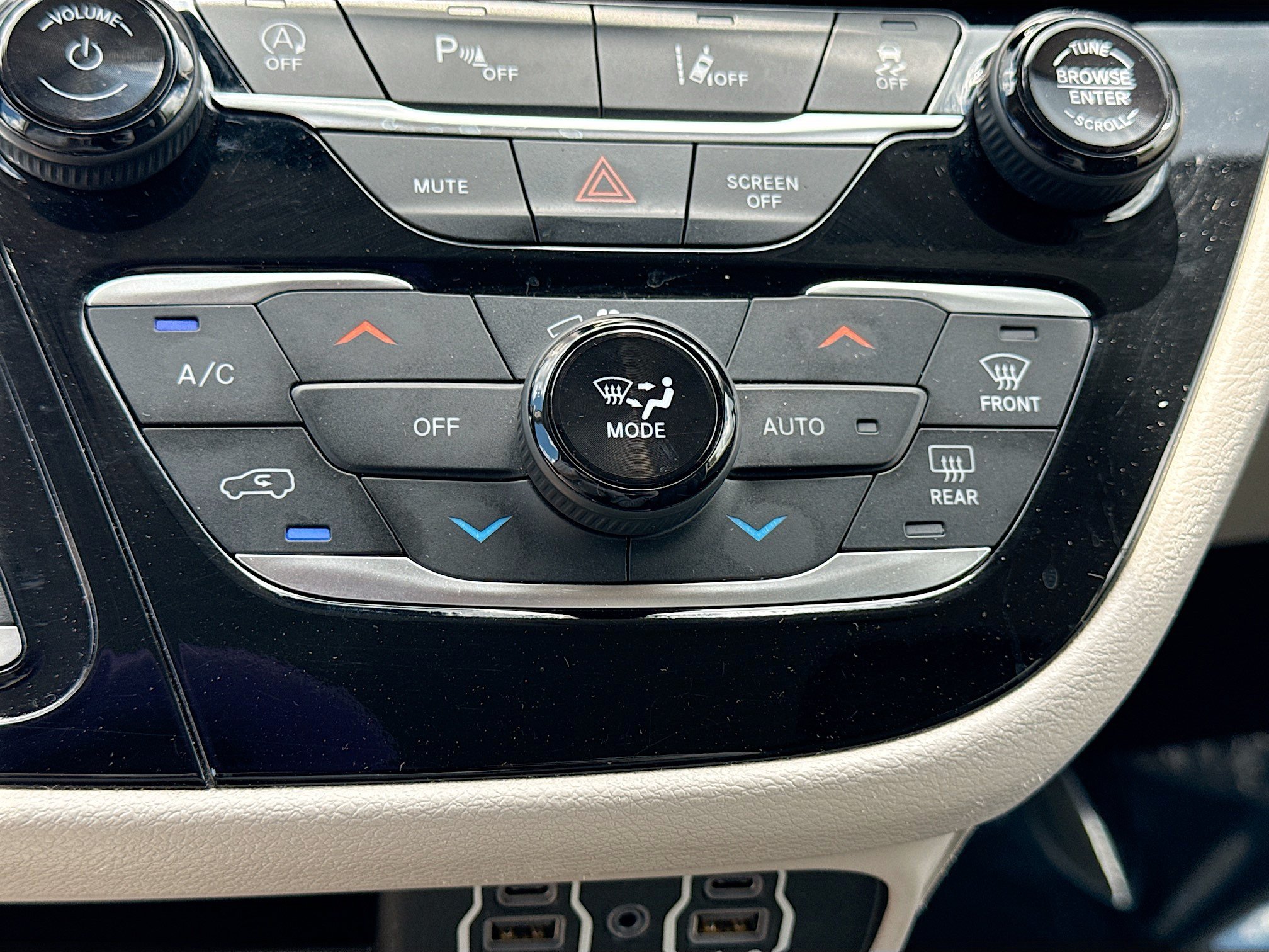 Used 2023 Chrysler Pacifica Touring-L FWD image 34