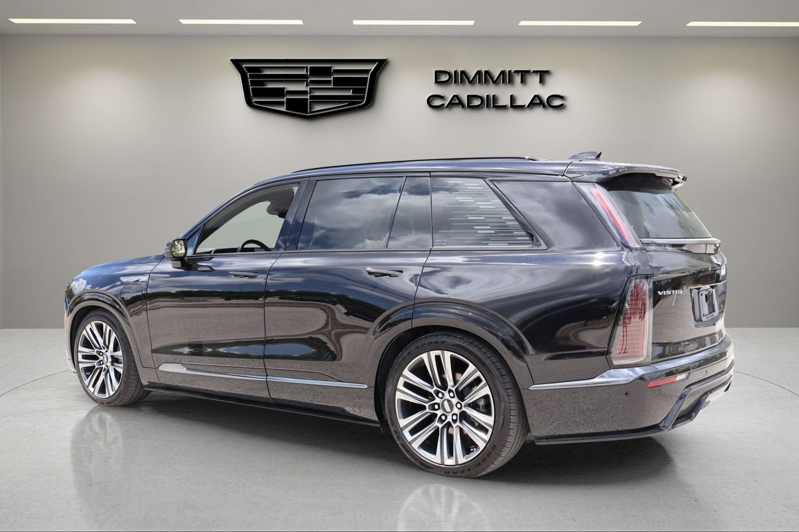 Certified 2026 Cadillac Vistiq Luxury w/ LPO, Floor Liner Package AWD/4WD image 7