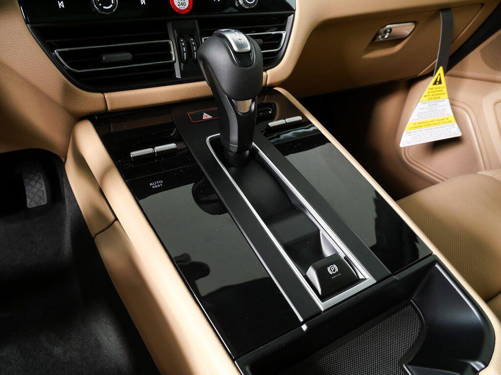 Certified 2026 Porsche Macan AWD/4WD image 18