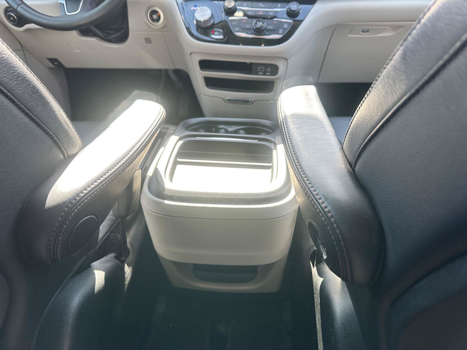 Used 2018 Chrysler Pacifica Touring-L FWD image 17
