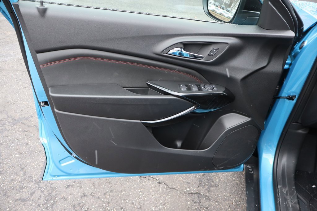 New 2026 Chevrolet Trax RS w/ Sunroof Package image 3