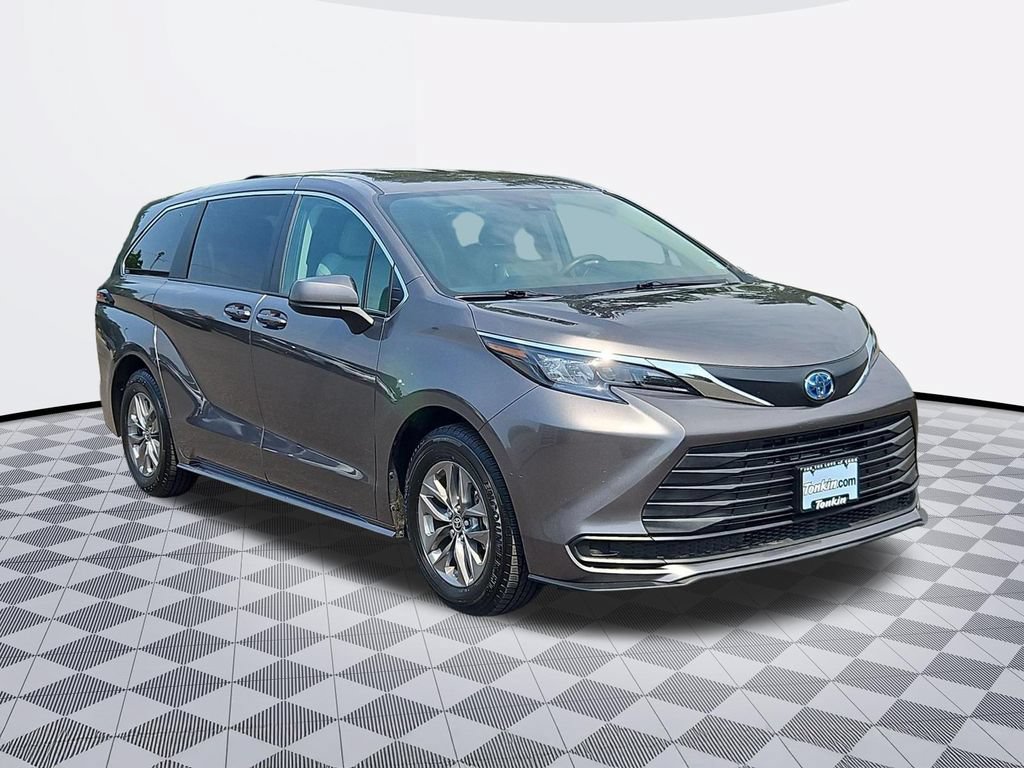 Used 2024 Toyota Sienna LE FWD image 8