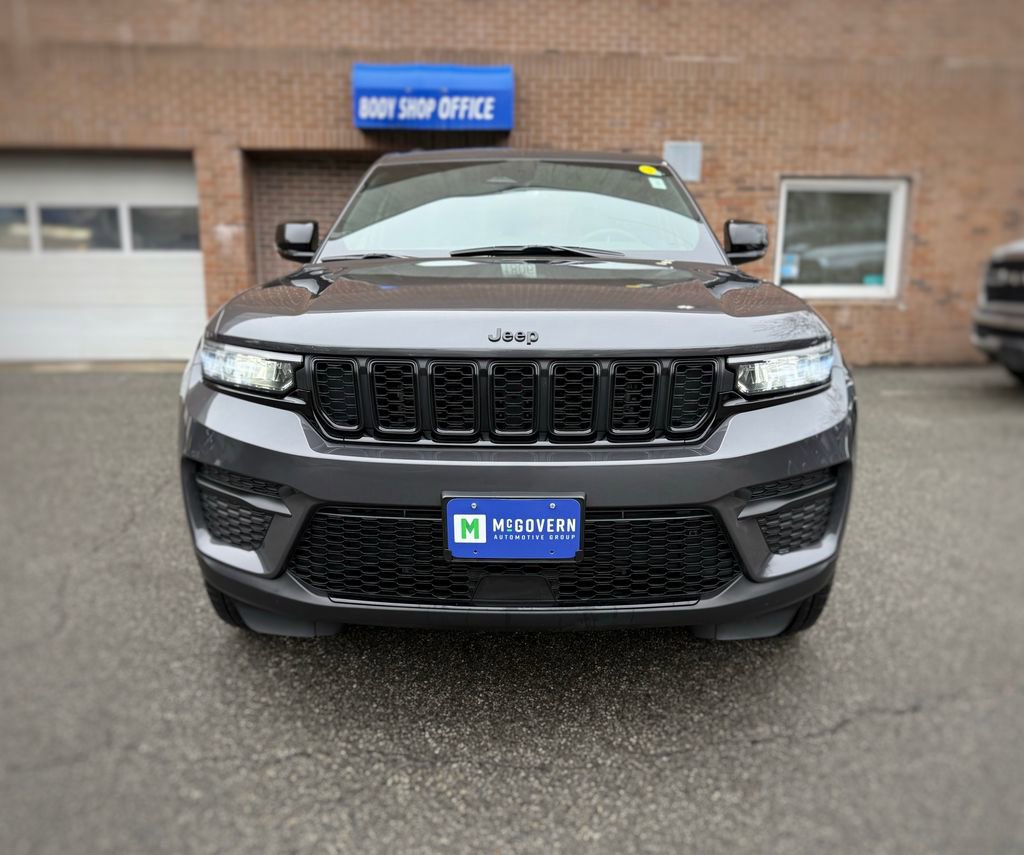Used 2024 Jeep Grand Cherokee Altitude image 2