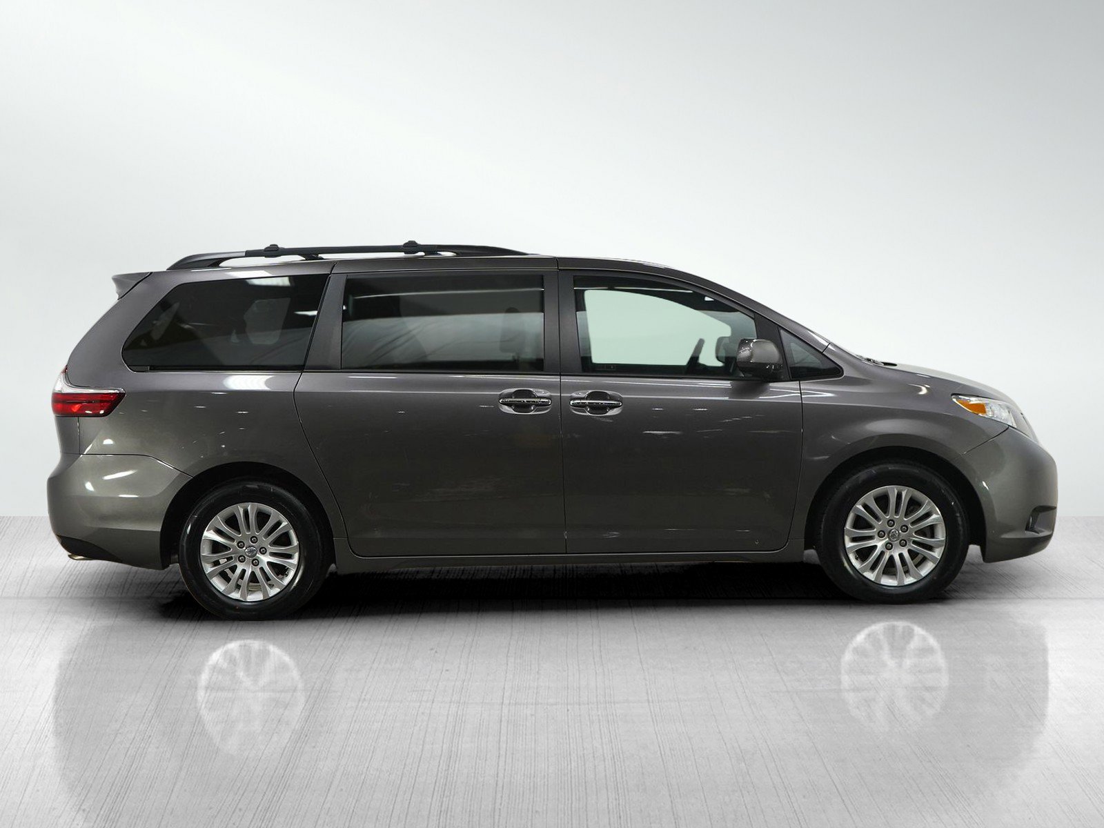 Used 2017 Toyota Sienna XLE Premium image 6