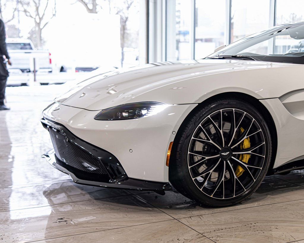 Used 2023 Aston Martin V8 Vantage Roadster image 4
