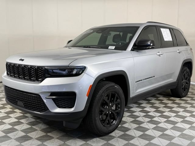 Used 2025 Jeep Grand Cherokee Altitude RWD image 2