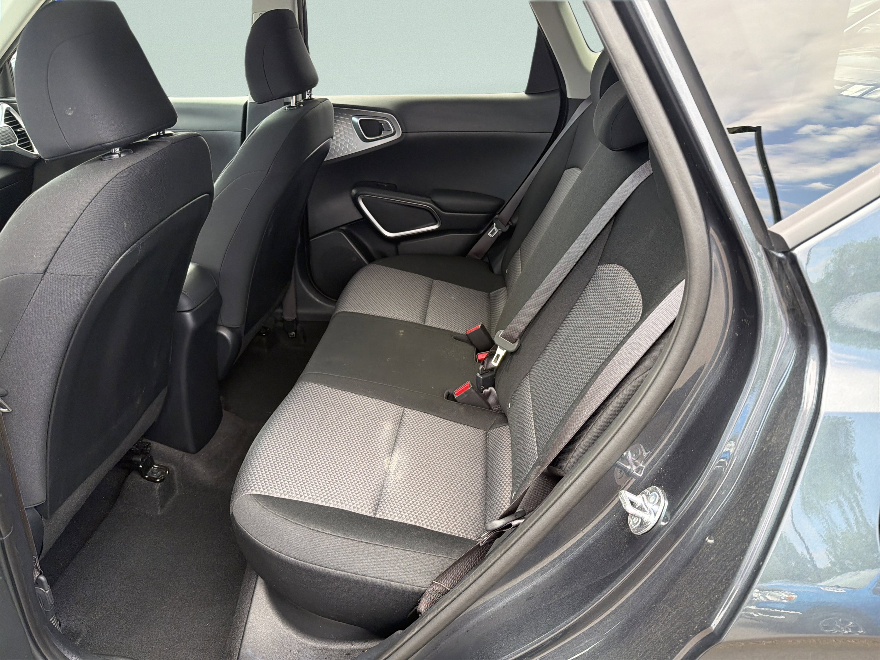 Used 2025 Kia Soul LX w/ LX Technology Package FWD image 20