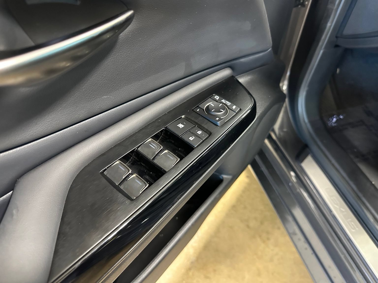 Used 2025 Lexus ES 350 w/ Premium Package FWD image 12